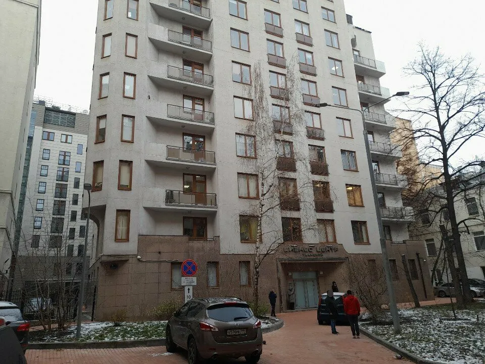 Тверской: фасад ночью